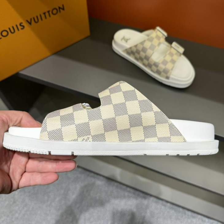 Picture of Louis Vuitton Slippers _SKULVsz38-45mnf05431285